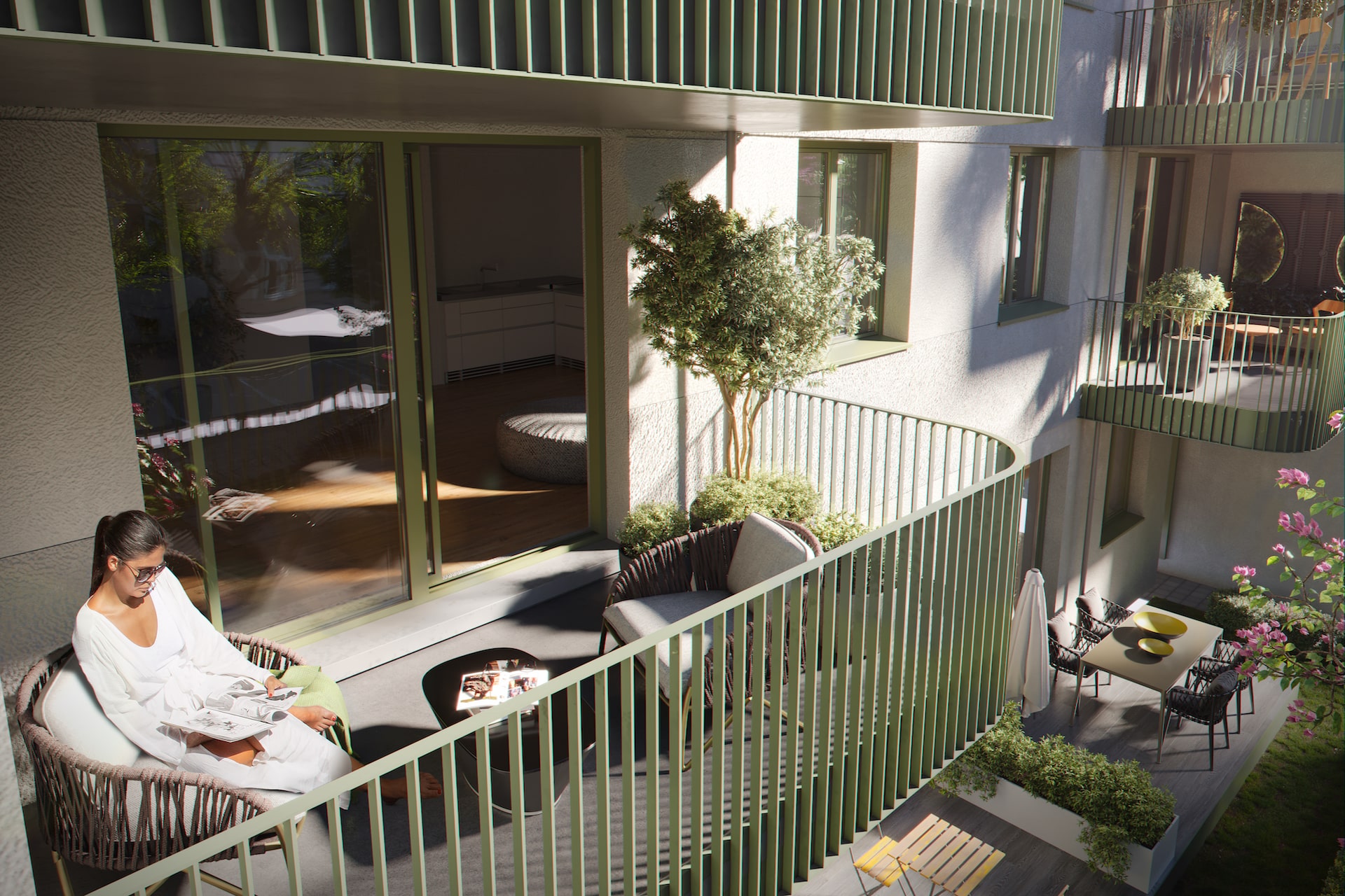Balkone des Apartmenthauses mit Gartenmöbeln aus Holz und Bepflanzung in der Kohlgartenstraße